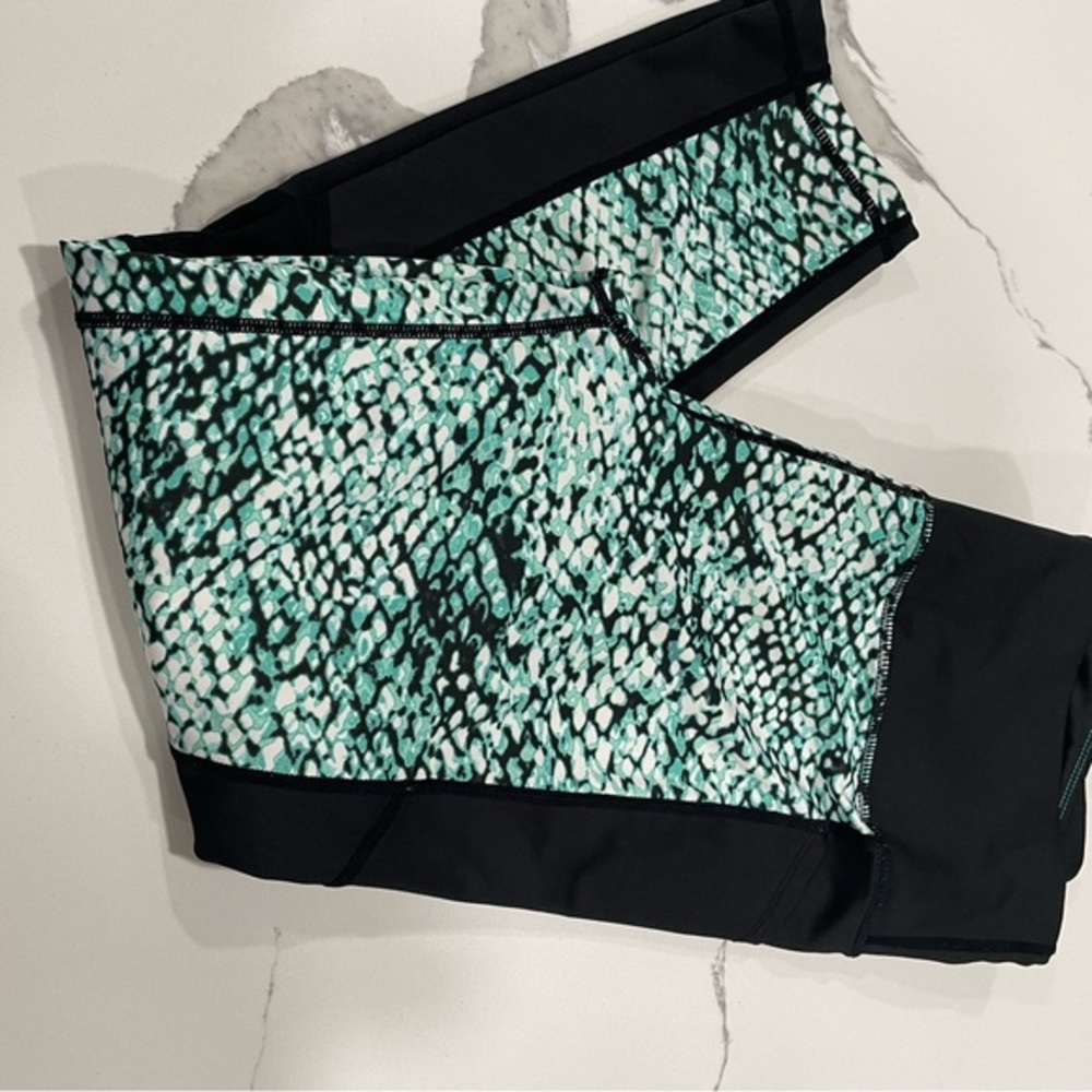 LULAROE GREEN BLACK CROPPED LEGGINGS‎ L